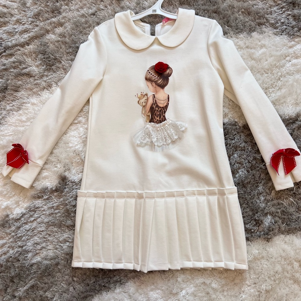Girl’s Dress with ballerine and red bows.